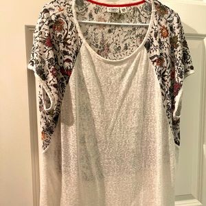 22/24W white and patterned shirt